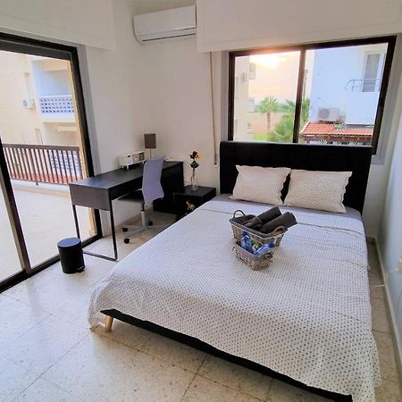 Cozy Beach Apt / 100 Mbit+ Netflix / Near Airport Larnaca Eksteriør billede
