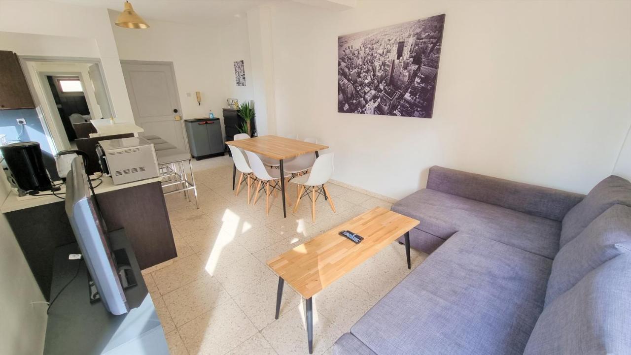 Cozy Beach Apt / 100 Mbit+ Netflix / Near Airport Larnaca Eksteriør billede