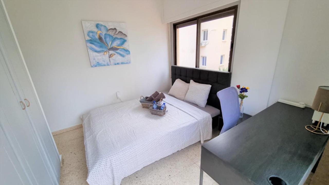 Cozy Beach Apt / 100 Mbit+ Netflix / Near Airport Larnaca Eksteriør billede