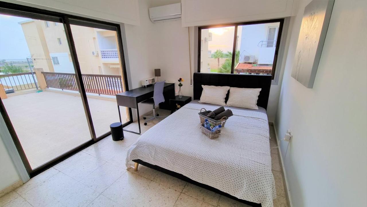 Cozy Beach Apt / 100 Mbit+ Netflix / Near Airport Larnaca Eksteriør billede