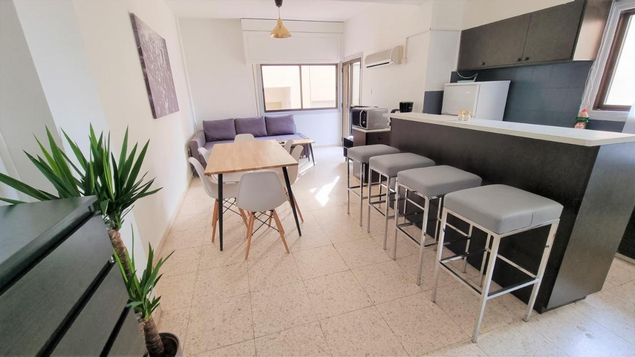 Cozy Beach Apt / 100 Mbit+ Netflix / Near Airport Larnaca Eksteriør billede