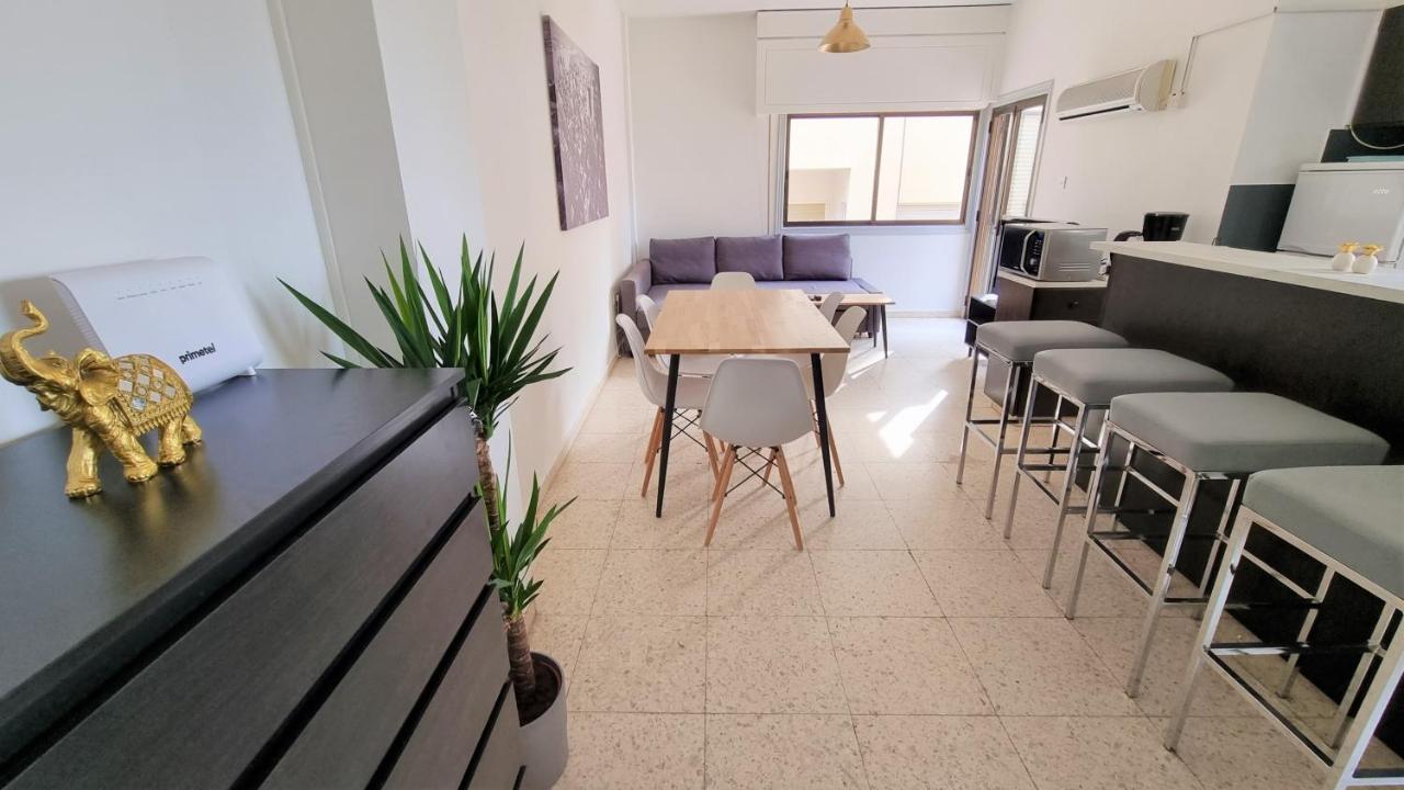 Cozy Beach Apt / 100 Mbit+ Netflix / Near Airport Larnaca Eksteriør billede