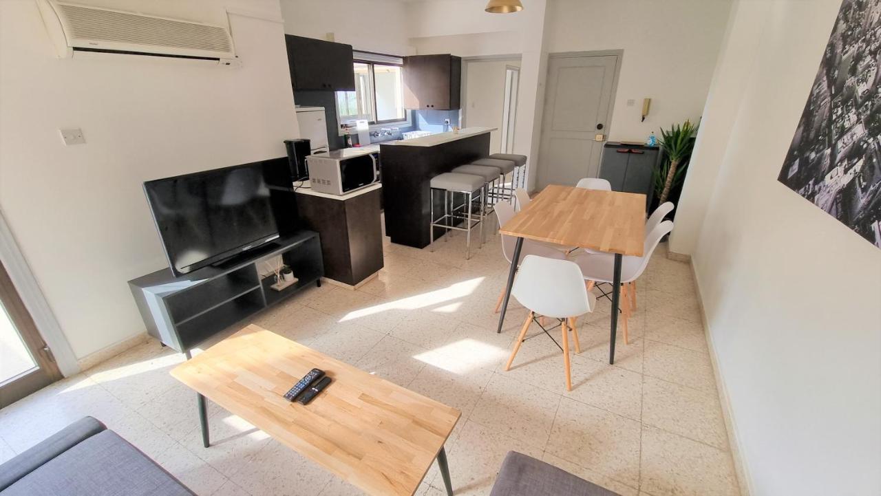 Cozy Beach Apt / 100 Mbit+ Netflix / Near Airport Larnaca Eksteriør billede